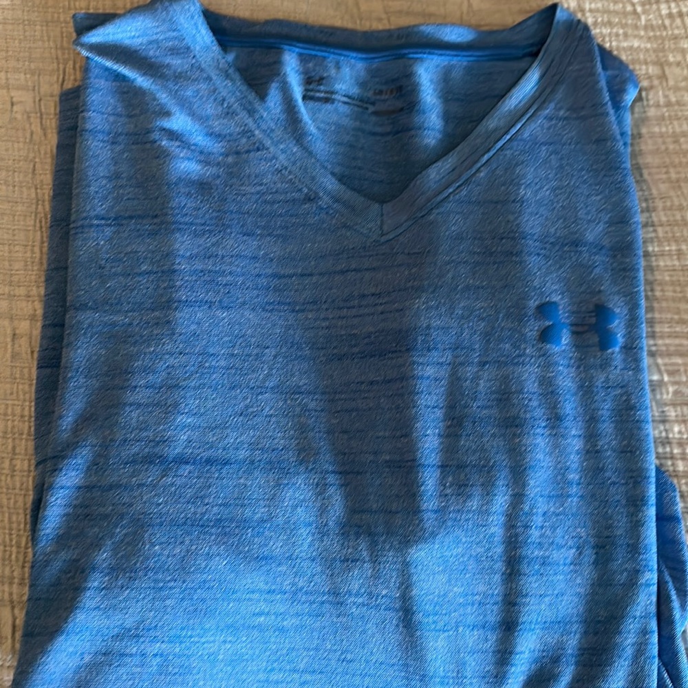 Under Armour blue v-neck short sleeve shirt size large